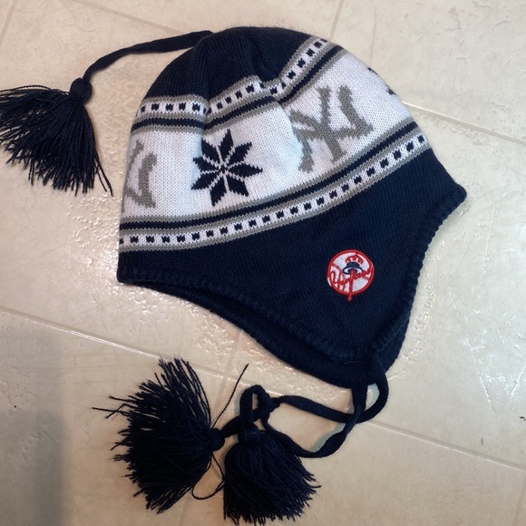 NY Yankees Winter Hat/Beanie Like NEW, PRISTINE! 🎄MLB Genuine Merchandise🔥🎄 - Picture 1 of 10
